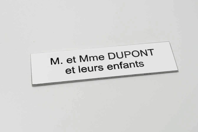 Plaque de boîte aux lettres en plastique blanc avec texte noir gravé