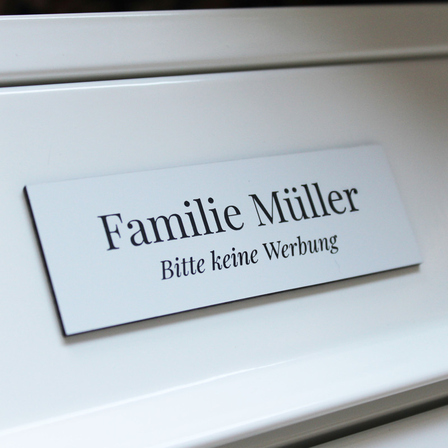 Briefkastenschild weiß Kunststoff Gravur