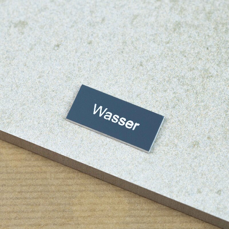 Kunststoffschilder Gravur, Quadrat Grau Gravierter Kunststoff. Befestigung: Klebeband