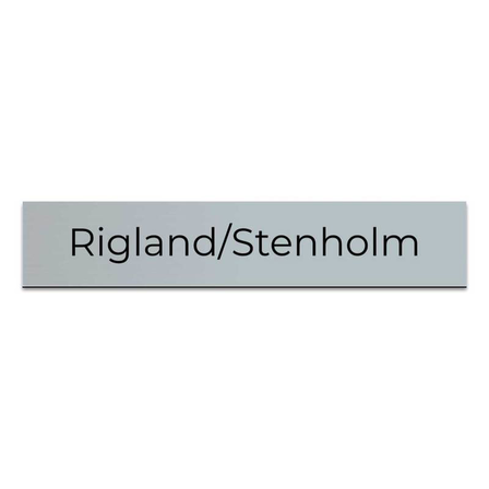 Rektangulär silvrig dörrskylt i graverad plast, Rigland/Stenholm