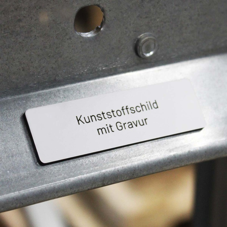 Kennzeichnungsschilder, Runde Ecke Weiß Gravierter Kunststoff. Befestigung: Klebeband