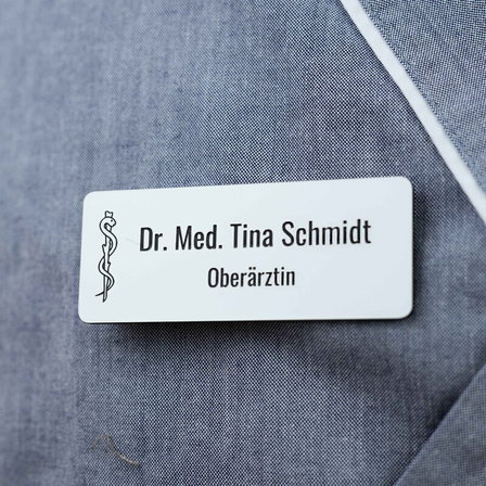 Namensschilder Gravur, Runde Ecke Weiß Gravierter Kunststoff. Befestigung: Magnet