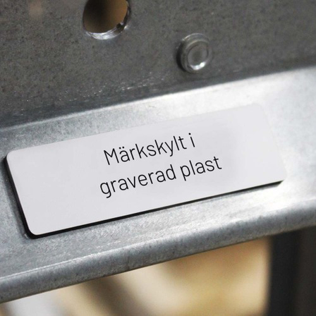 Märkskyltar, Rundade Hörn Vit Gravyrplast. Fästmetod: Tejp