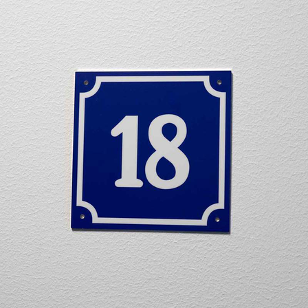 Fyrkantig, blå husskylt i gammal stil med husnummer