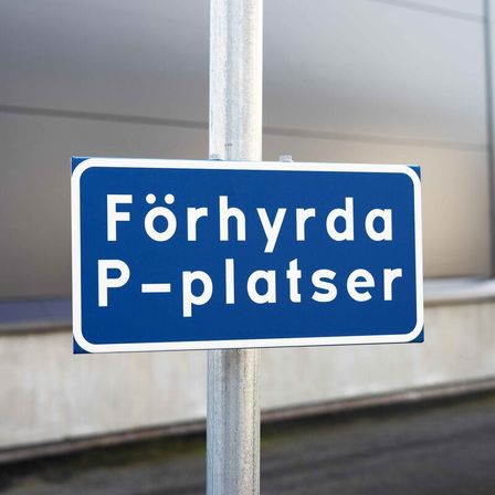 Parkeringsskylt Förhyrda P-platser, aluminium, skruv