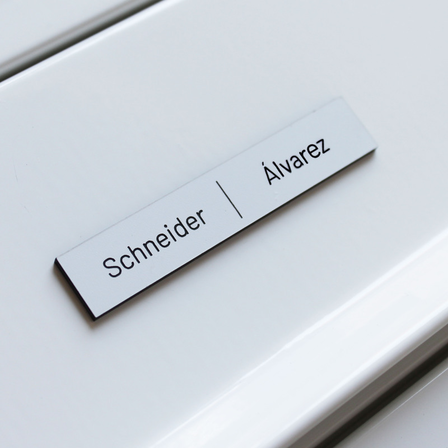 Briefkastenschild weiß Kunststoff Gravur Nachname
