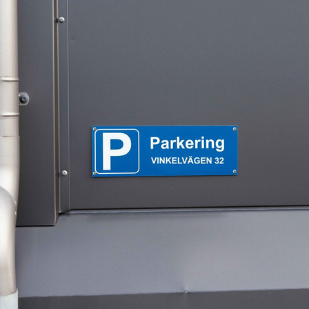 Parkeringsskylt med gatunamn i graverad plast, 295x100 mm