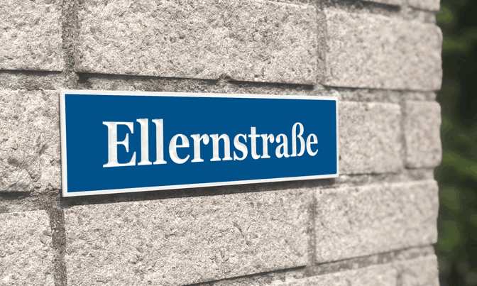 Blaues Hausschild mit weisser Schrift