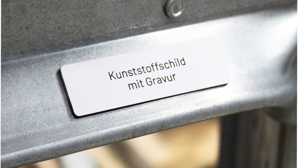 Kennzeichnungsschild aud Kunststoff mit Gravur