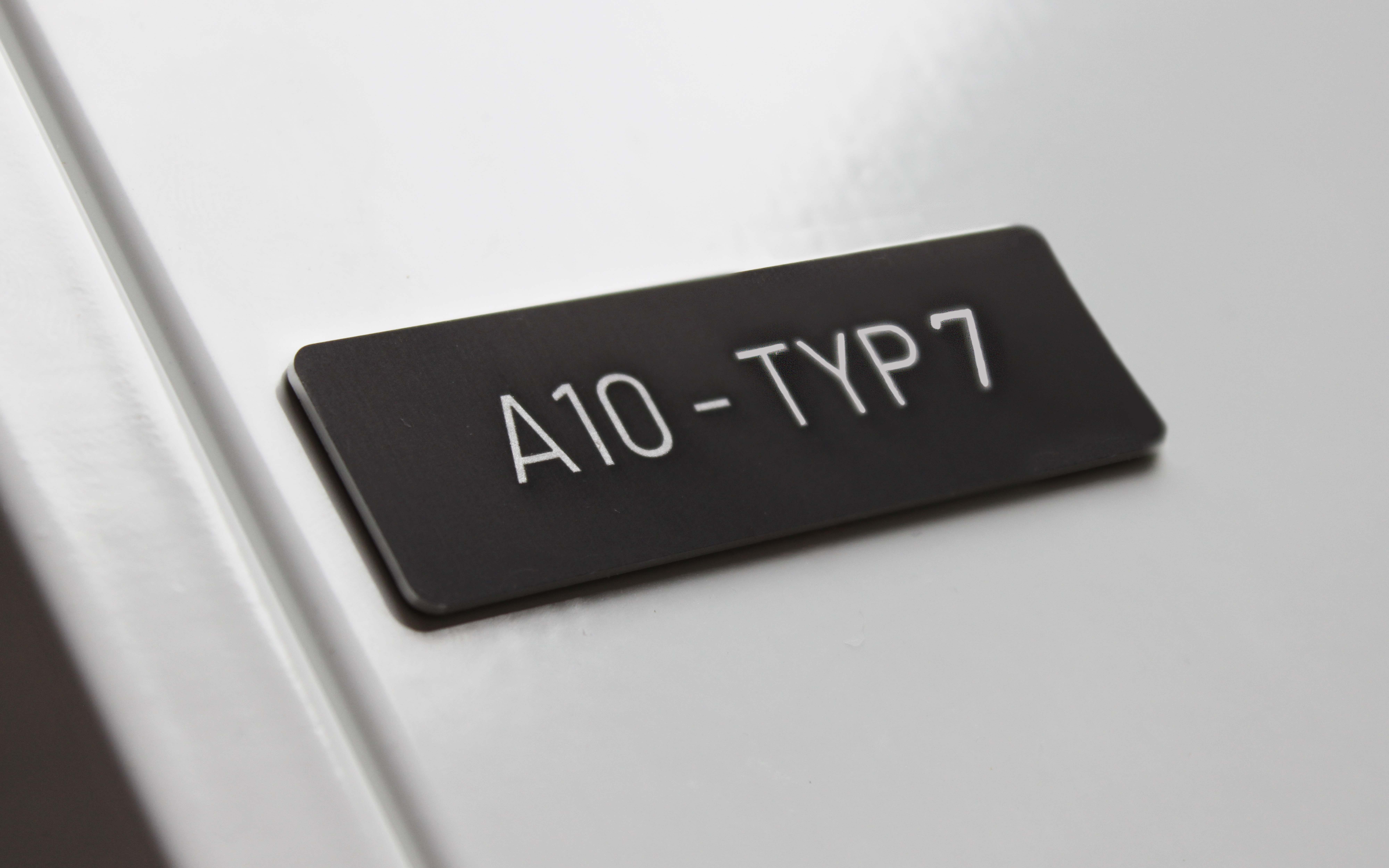 Svart anodiserad aluminiumskylt