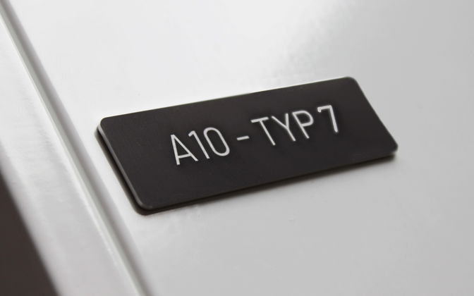 Svart anodiserad aluminiumskylt