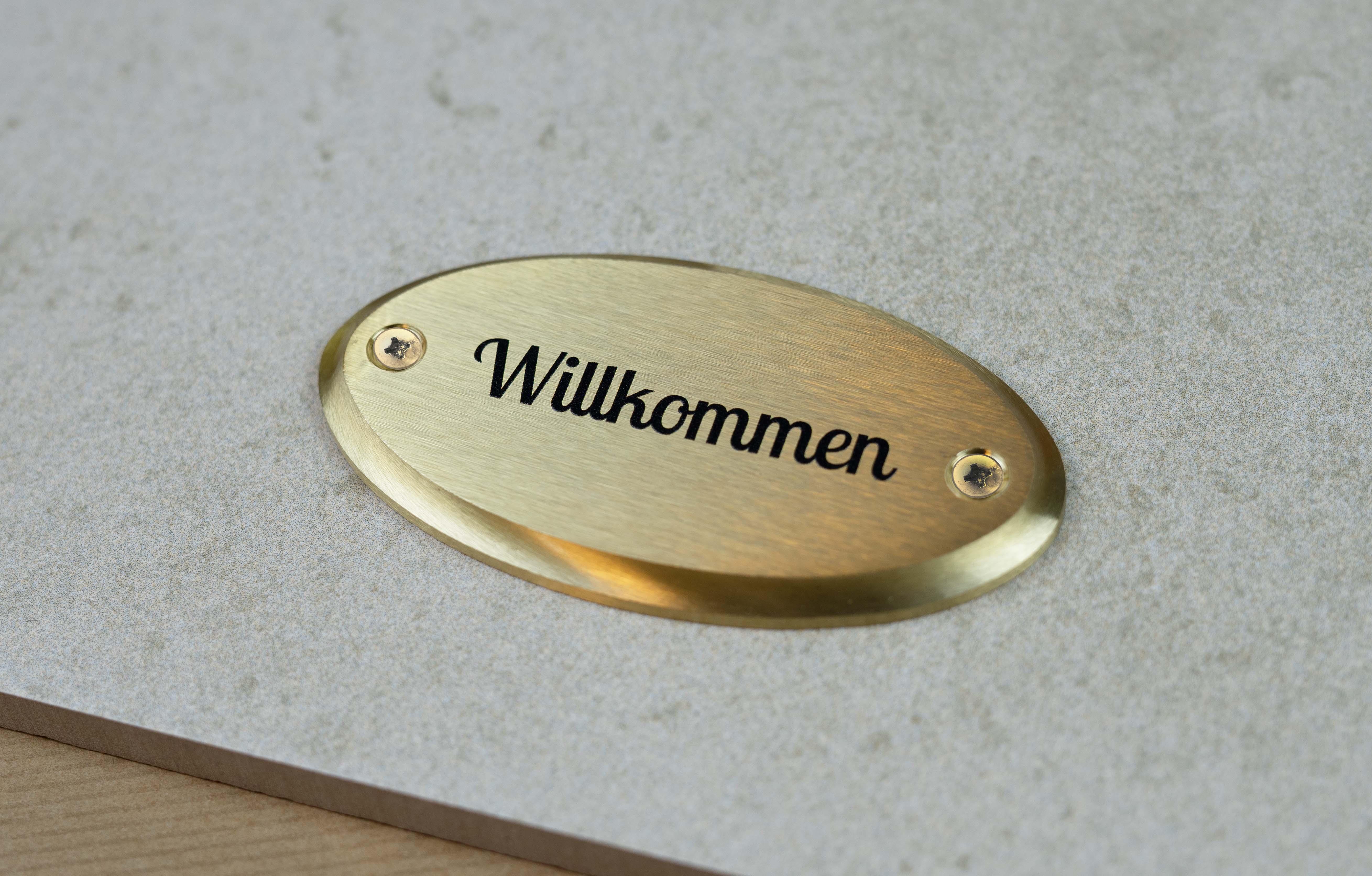 Personalisierbares Türschild aus Messing mit Willkommensgruß