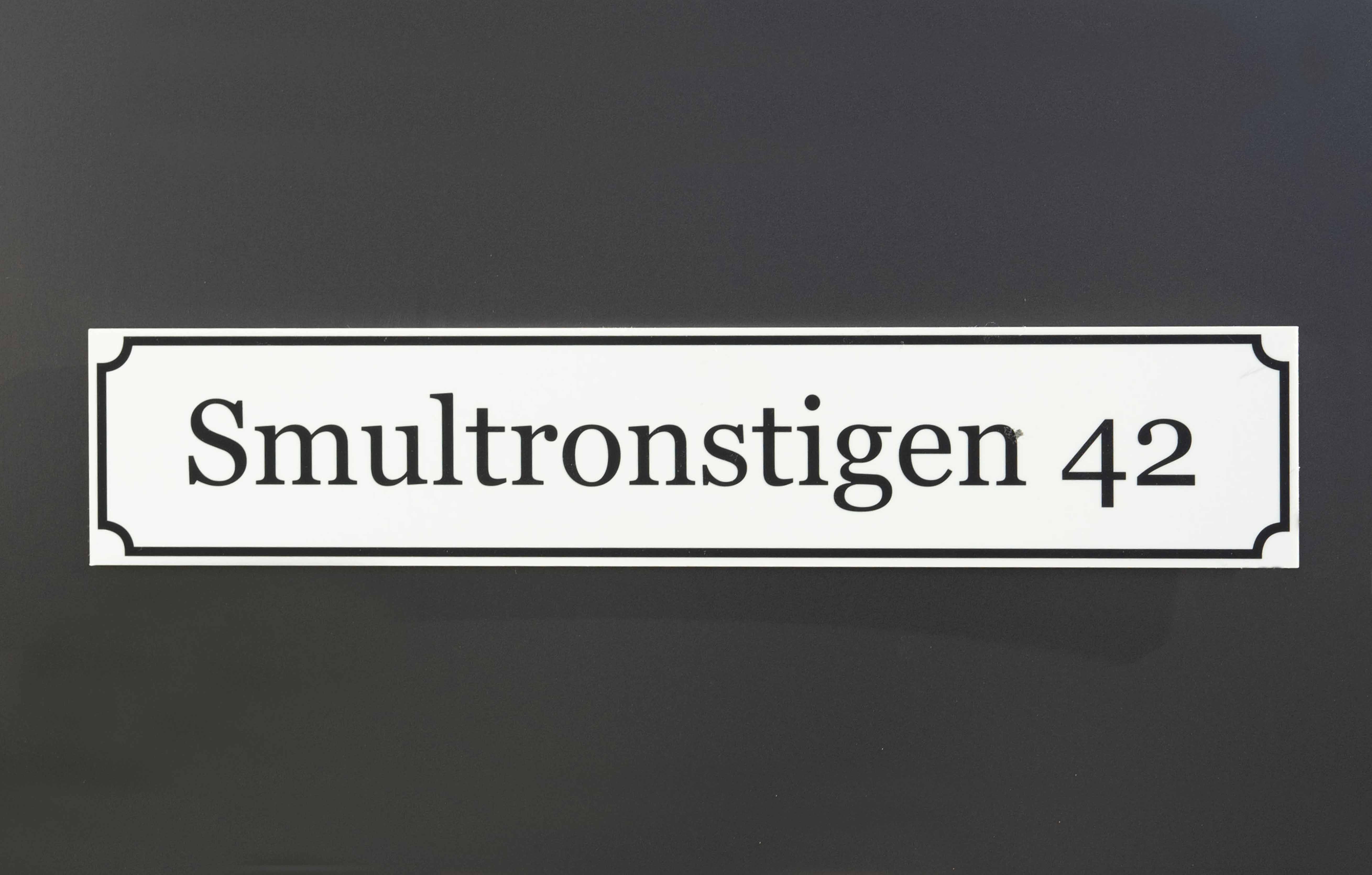 Gatuskylt i vit aluminium