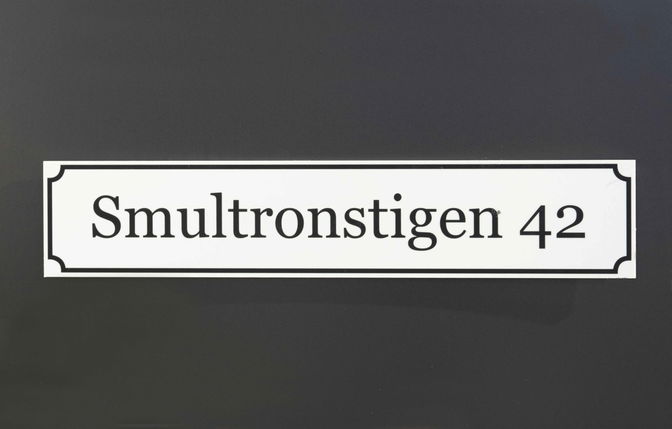 Gatuskylt i vit aluminium