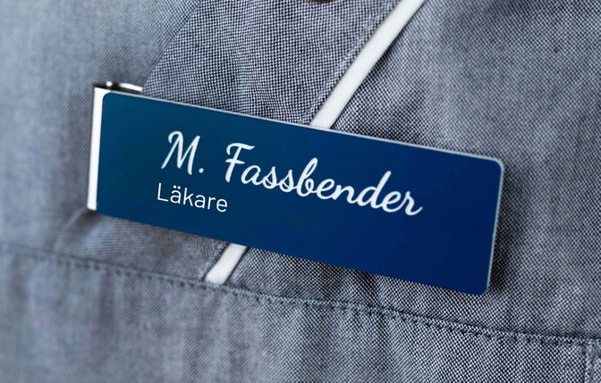 Blå namnskylt med militärklämma
