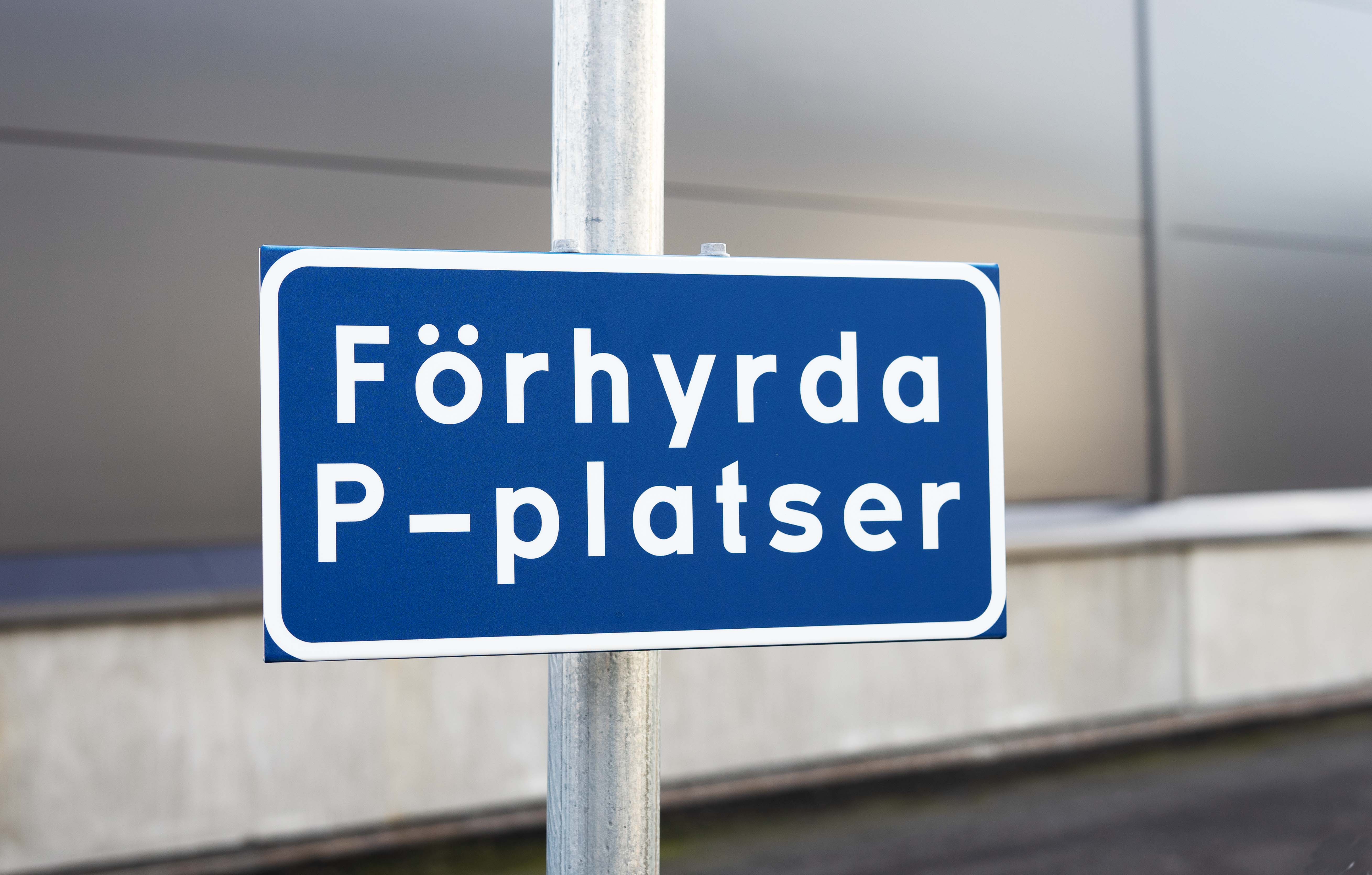 Blå parkeringsskylt med text "Förhyrda P-platser"
