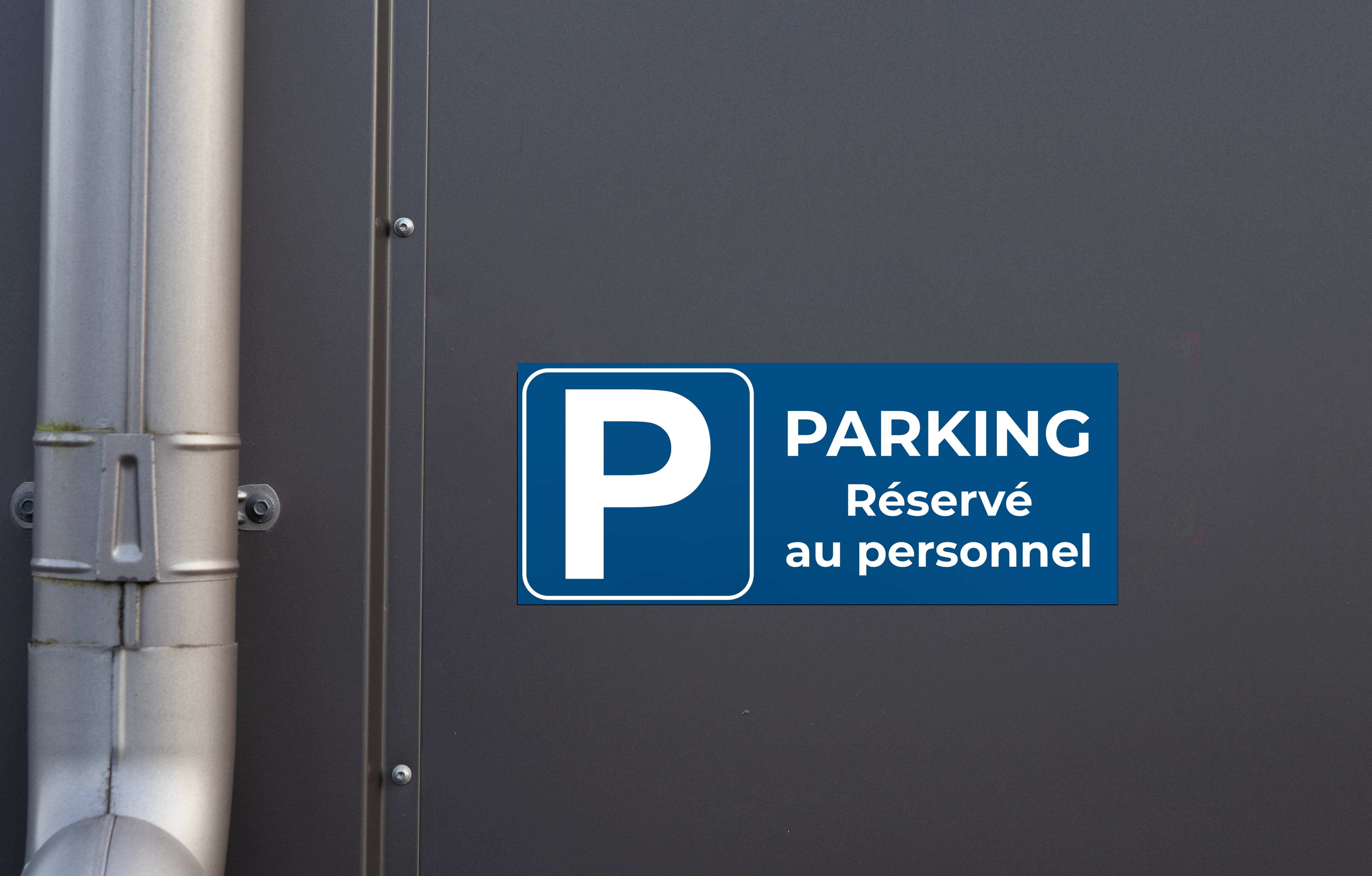 Panneau de parking bleu avec texte et lettre "P" en blanc