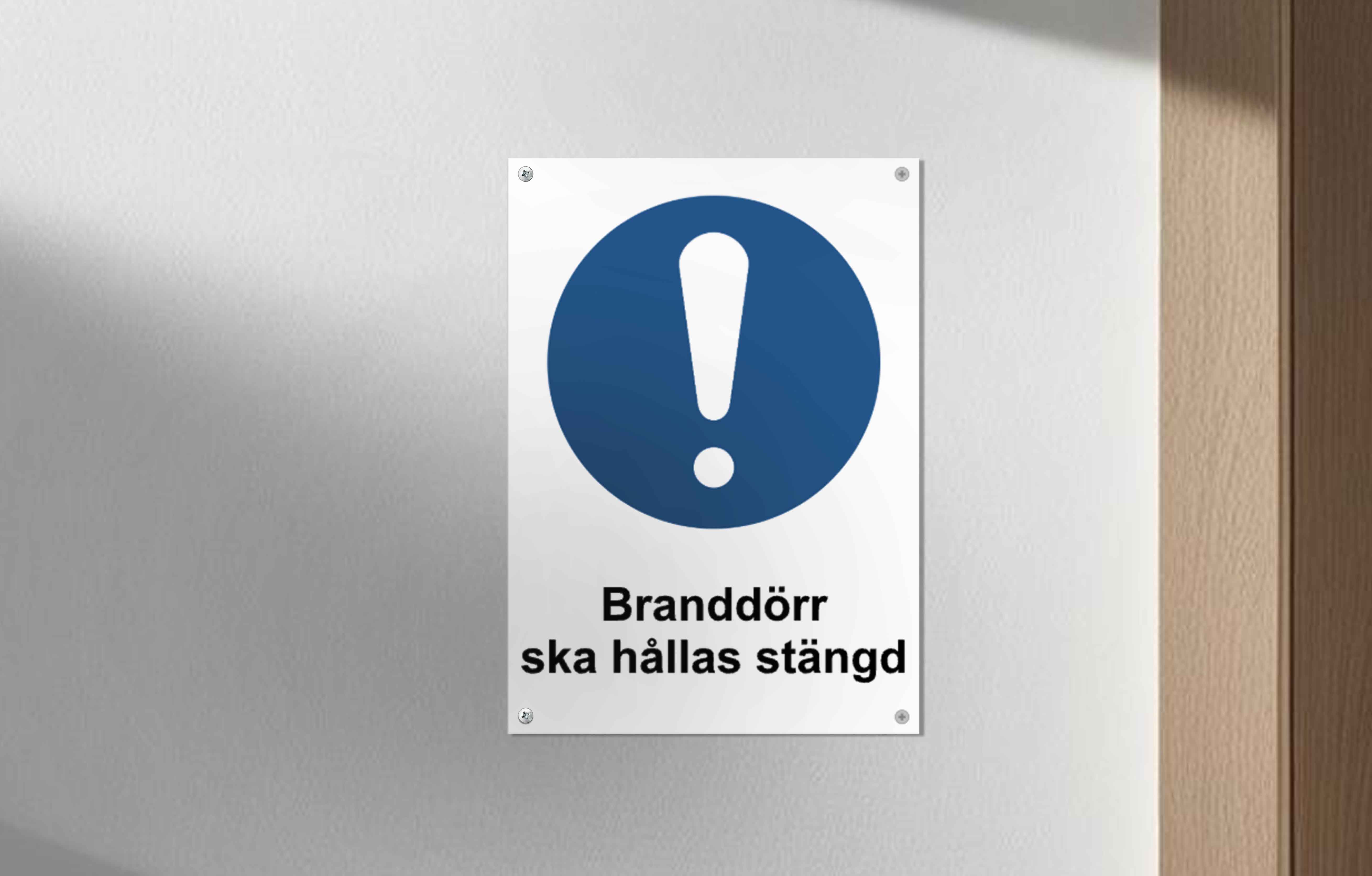 Påbudsskylt i vinyl på vägg