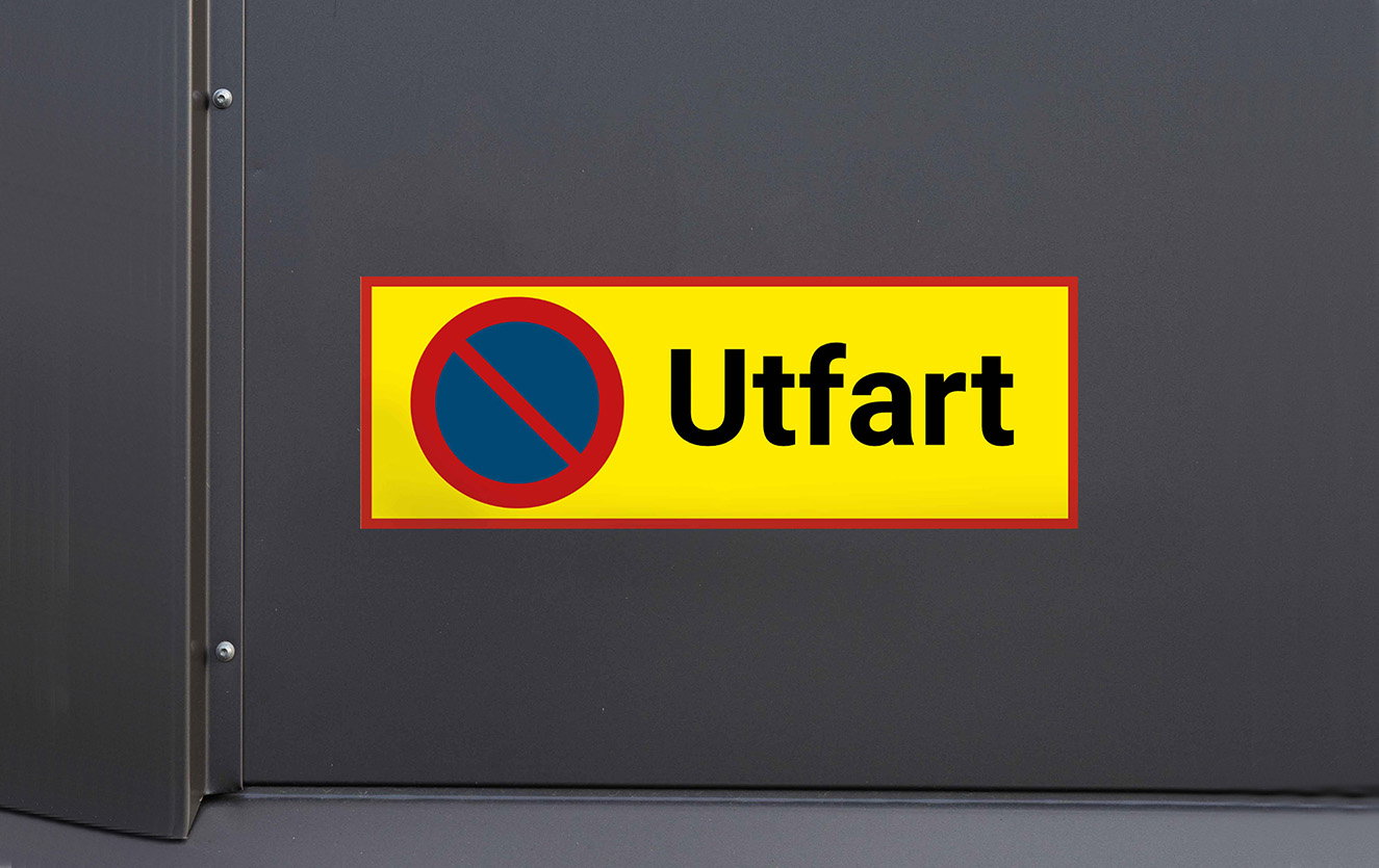 Parkeringsskylt i metall med symbol för parkeringsförbud och texten Utfart