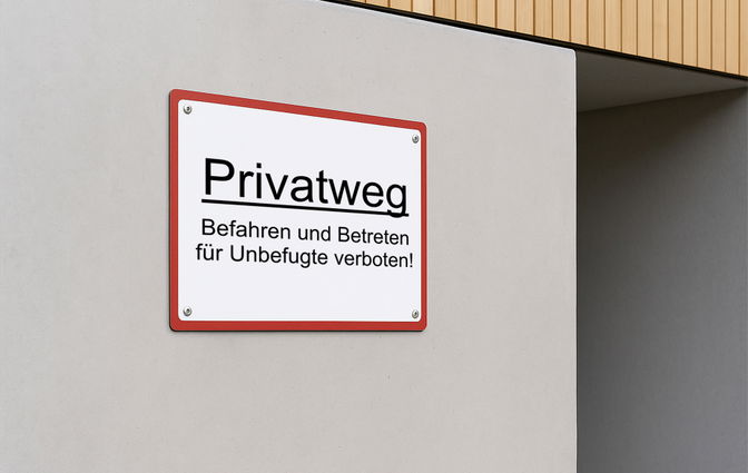 Hinweisschild mit der Aufschrift Privat Weg