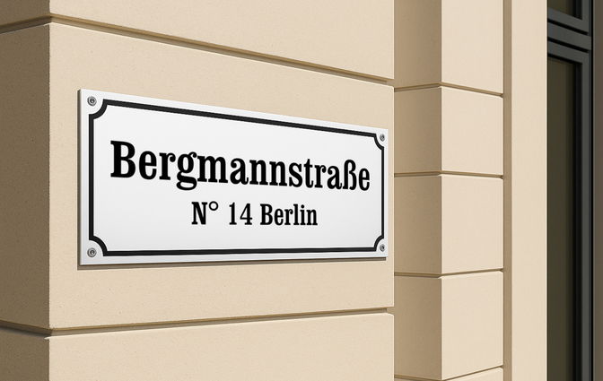 Weißes Straßenschild mit Namen