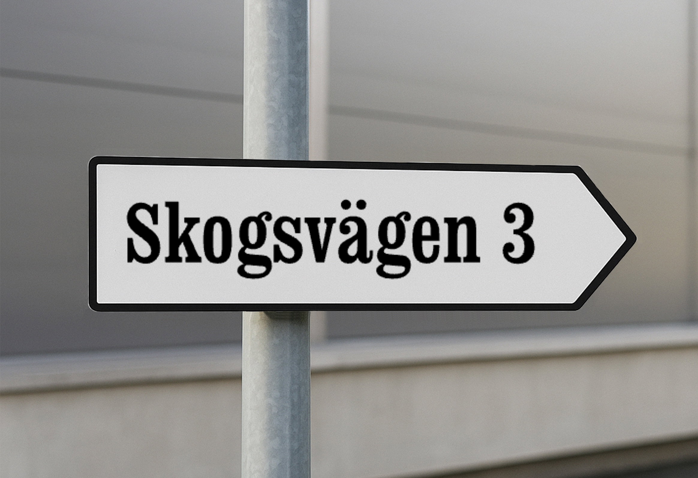 Vägskylt i aluminum på stolpe med gatuhänvisning