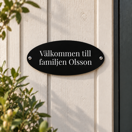 Skylt i graverad plast på hus