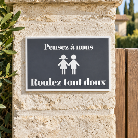 Panneau en plastique gravé Pensez à nous Roulez tout doux sur un pilier en pierre