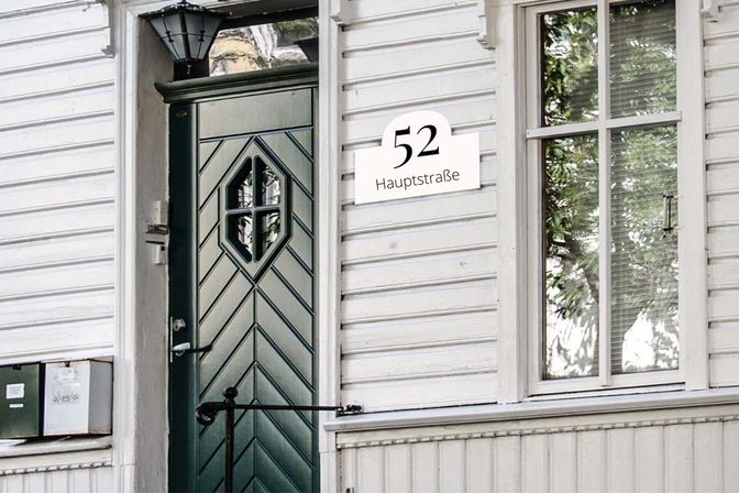 Rechteckiges Hausschild mit aufgedruckter Hausnummer