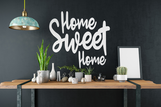 Innredningsskilt med selvklebende bokstaver: 'Home Sweet Home'