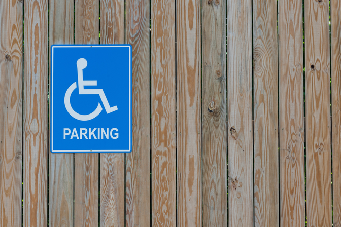 Verkehrsschild mit Rollstuhlsymbol