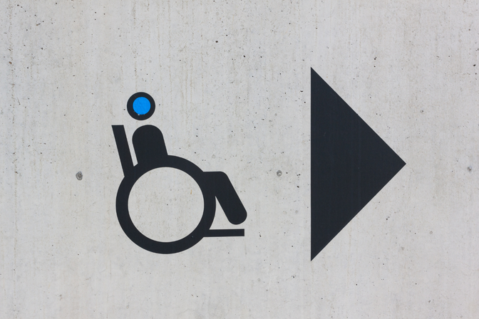 Behindertenschilder an einer Wand