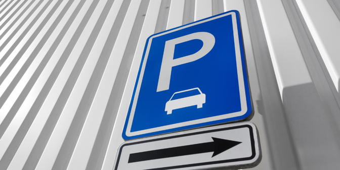 Blaues Parkplatzschild mit weißem P-Symbol