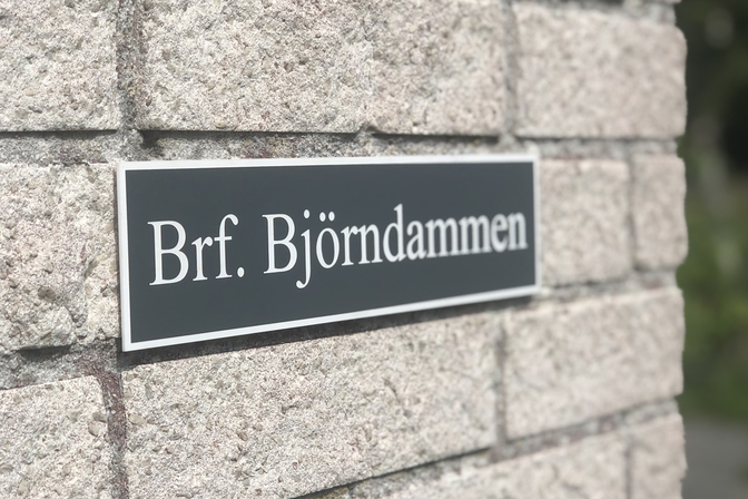 Bostadsrättsföreningsskylt i plast med föreningens namn
