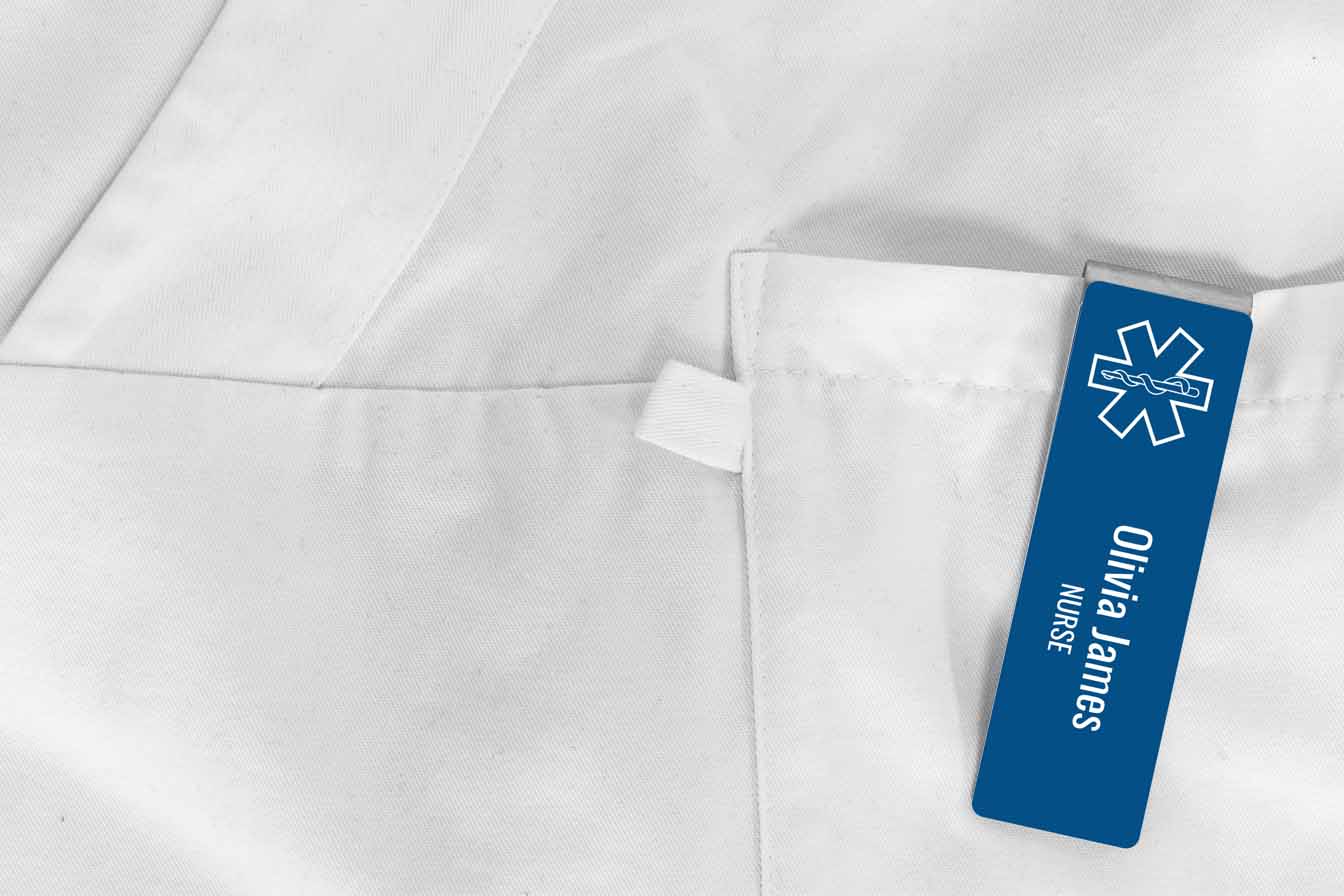 Badge nominatif bleu destiné au personnel de santé