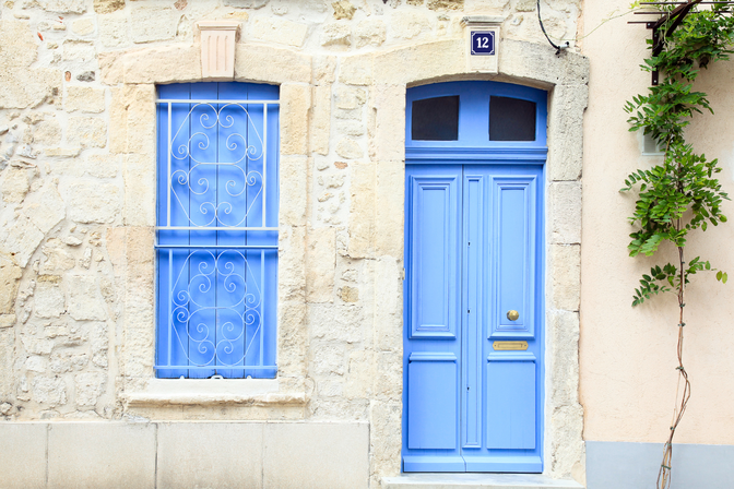 Plaque métallique personnalisée sur une porte