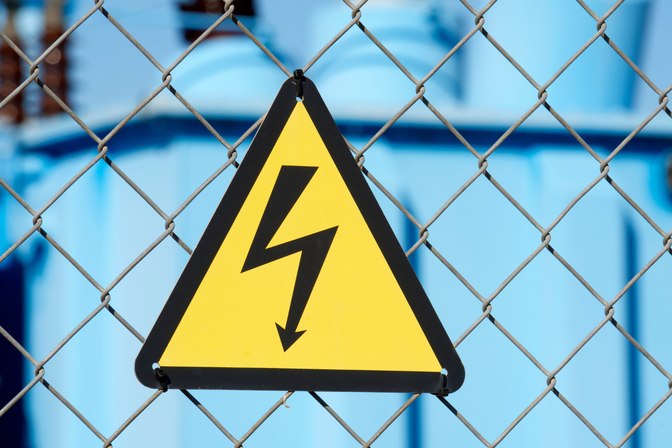 Panneau danger électrique avec symbole d’éclair