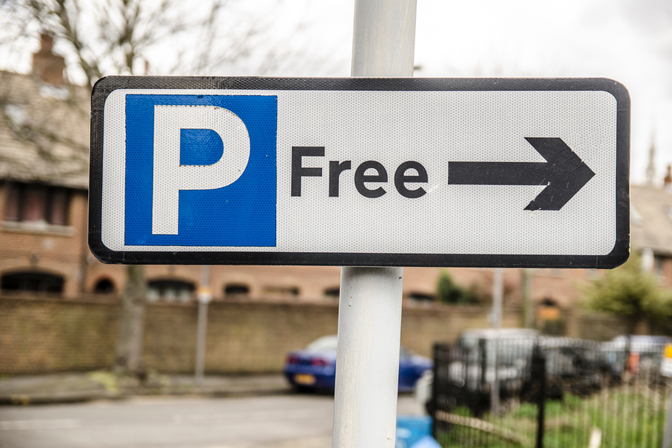 Parkplatzschild mit Pfeil