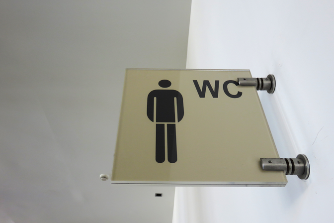 Doppelseitiges Schild mit WC-Symbol