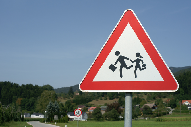 Panneaux pensez à nos enfants, ralentissez