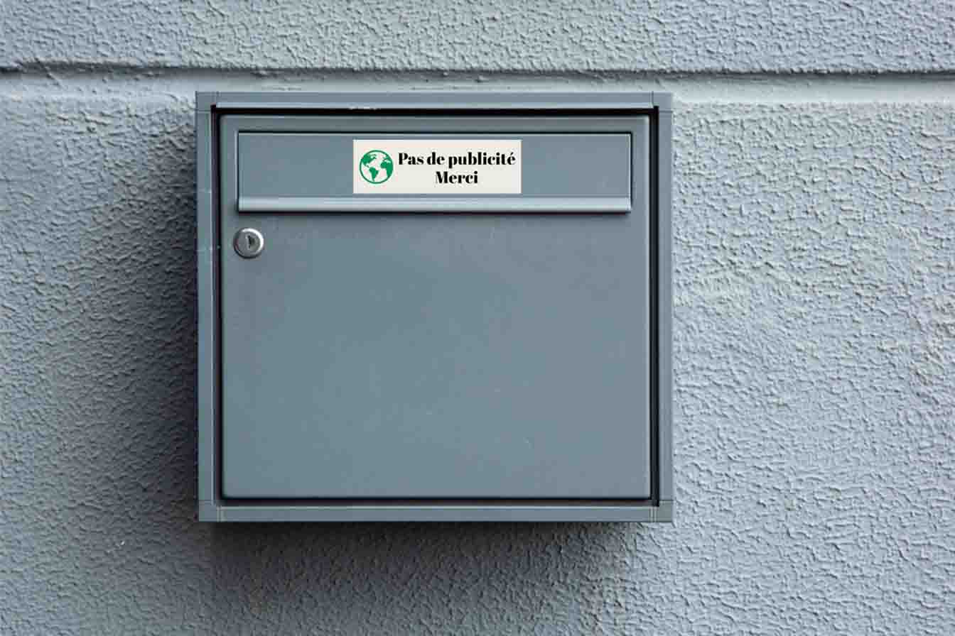Plaque blanche "Pas de pub" fixée sur une boîte aux lettres