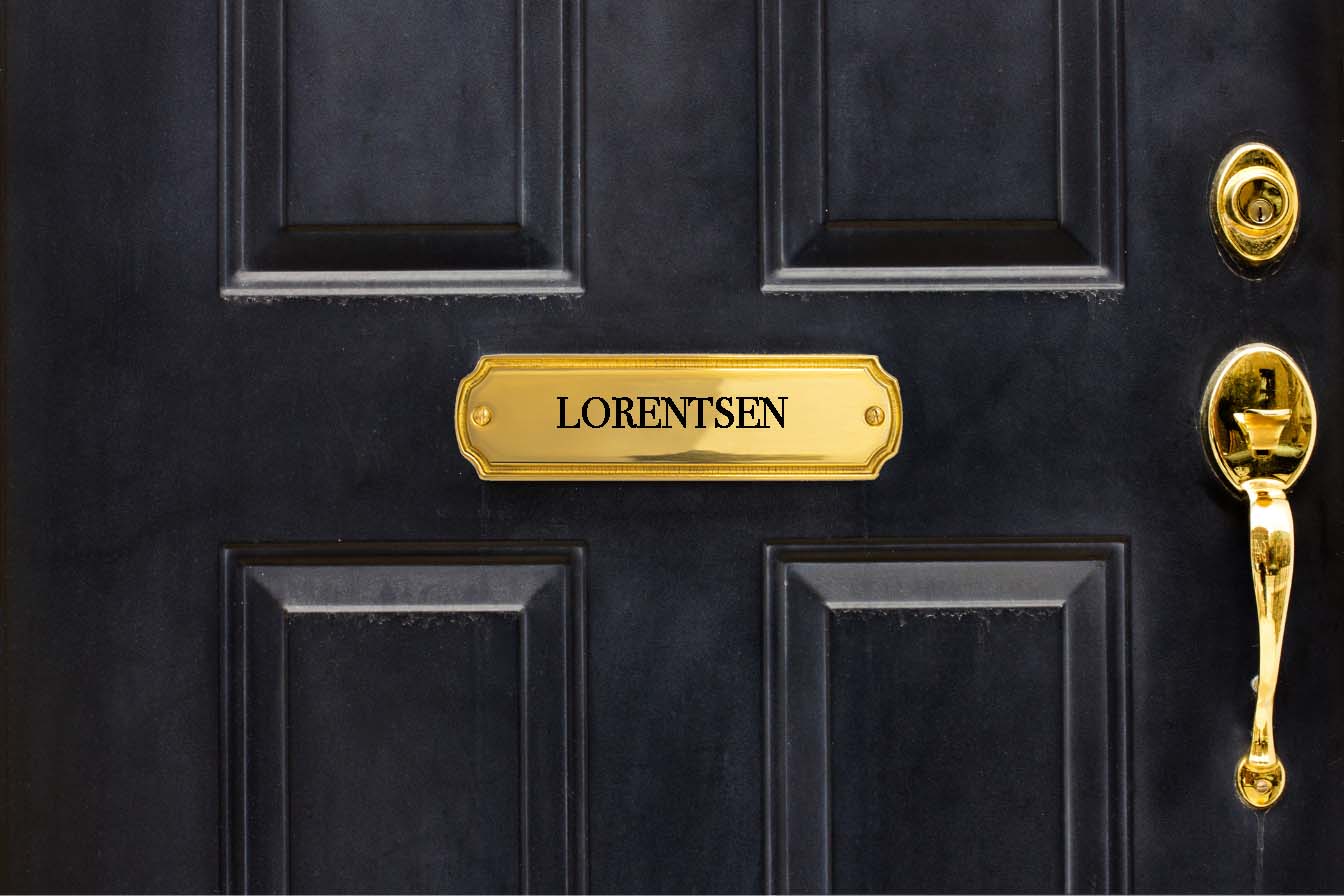 Namnskylt till dörr i mässing med svart text