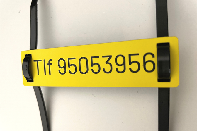 Gele kabellabel met persoonlijke tekst