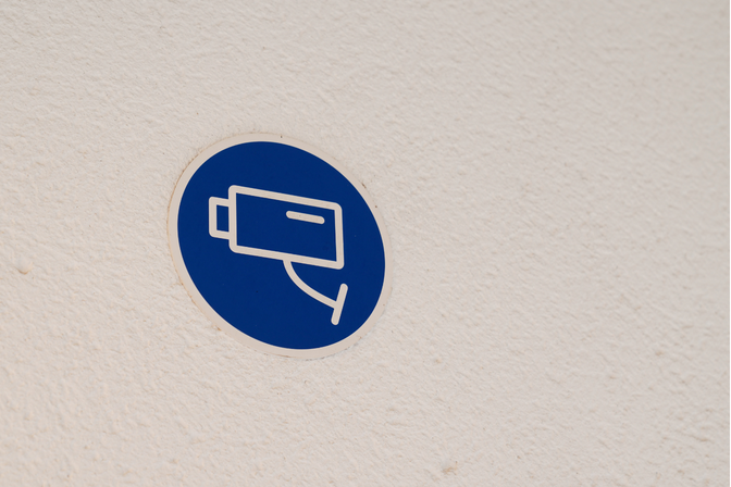 Hinweisschild mit Symbol für Kameraüberwachung