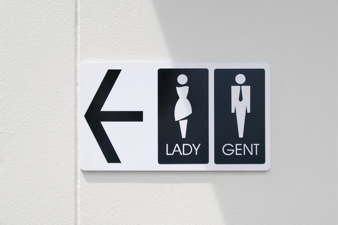Panneau de toilettes avec flèche directionnelle