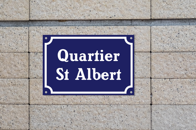 Plaque en métal bleu avec numéro de maison