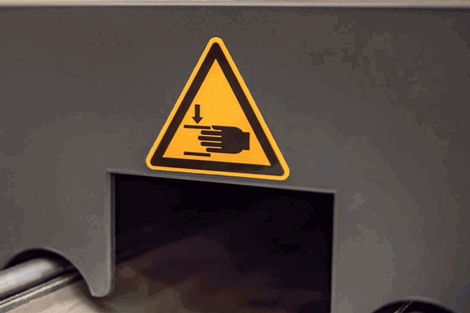 Gelbes Industrieschild mit Piktogramm