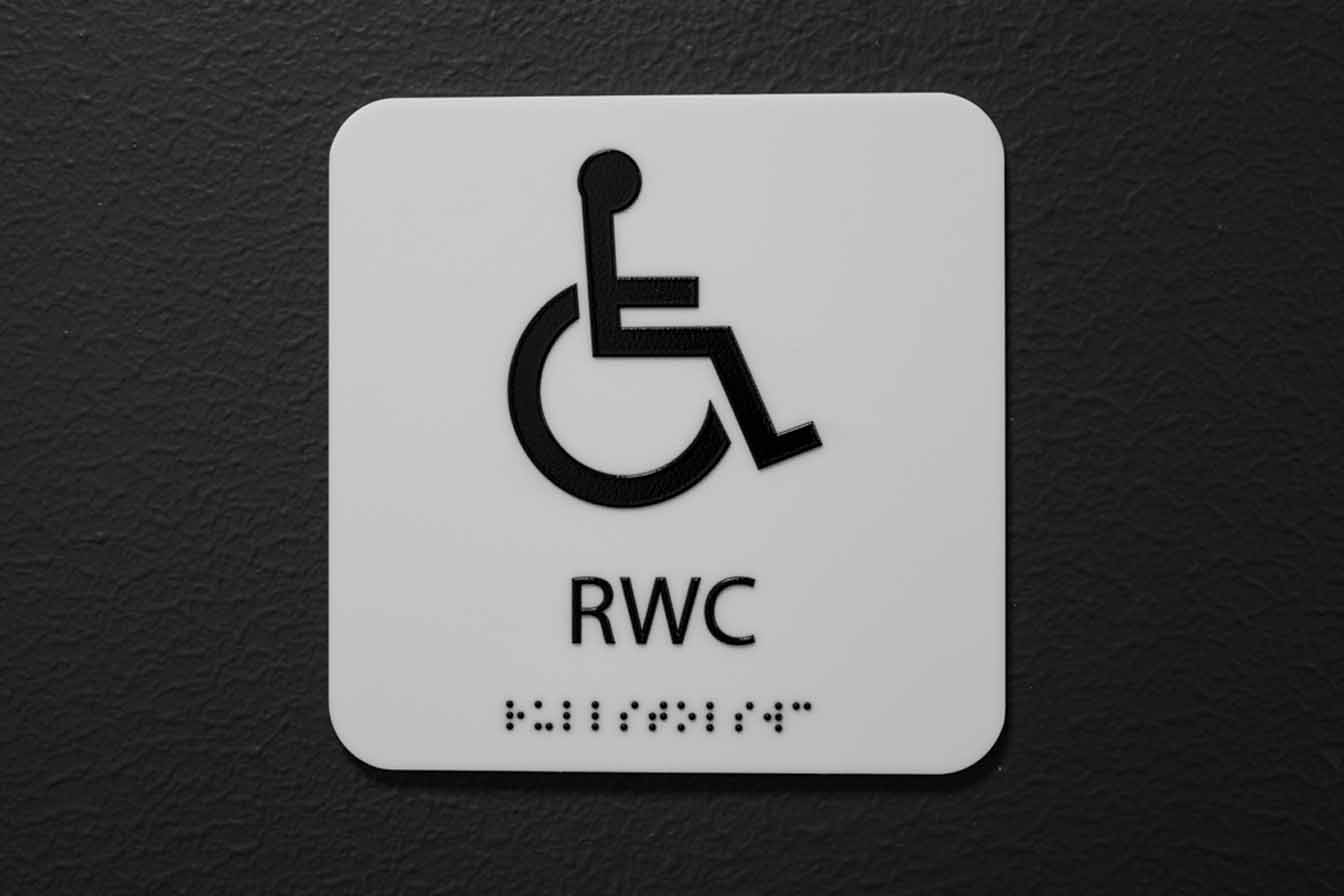 Vit taktil WC-skylt