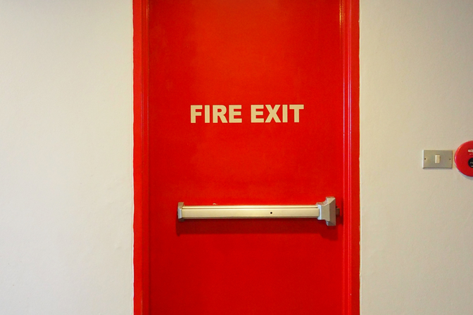 Brandschutzschild an einer Tür