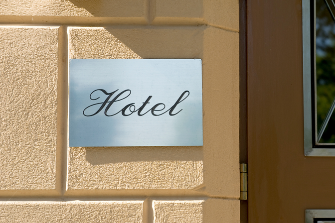 Plaque en métal avec le texte "Hôtel"